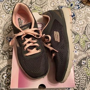 Sketchers Women’s Size 6.5m. Very gently worn.